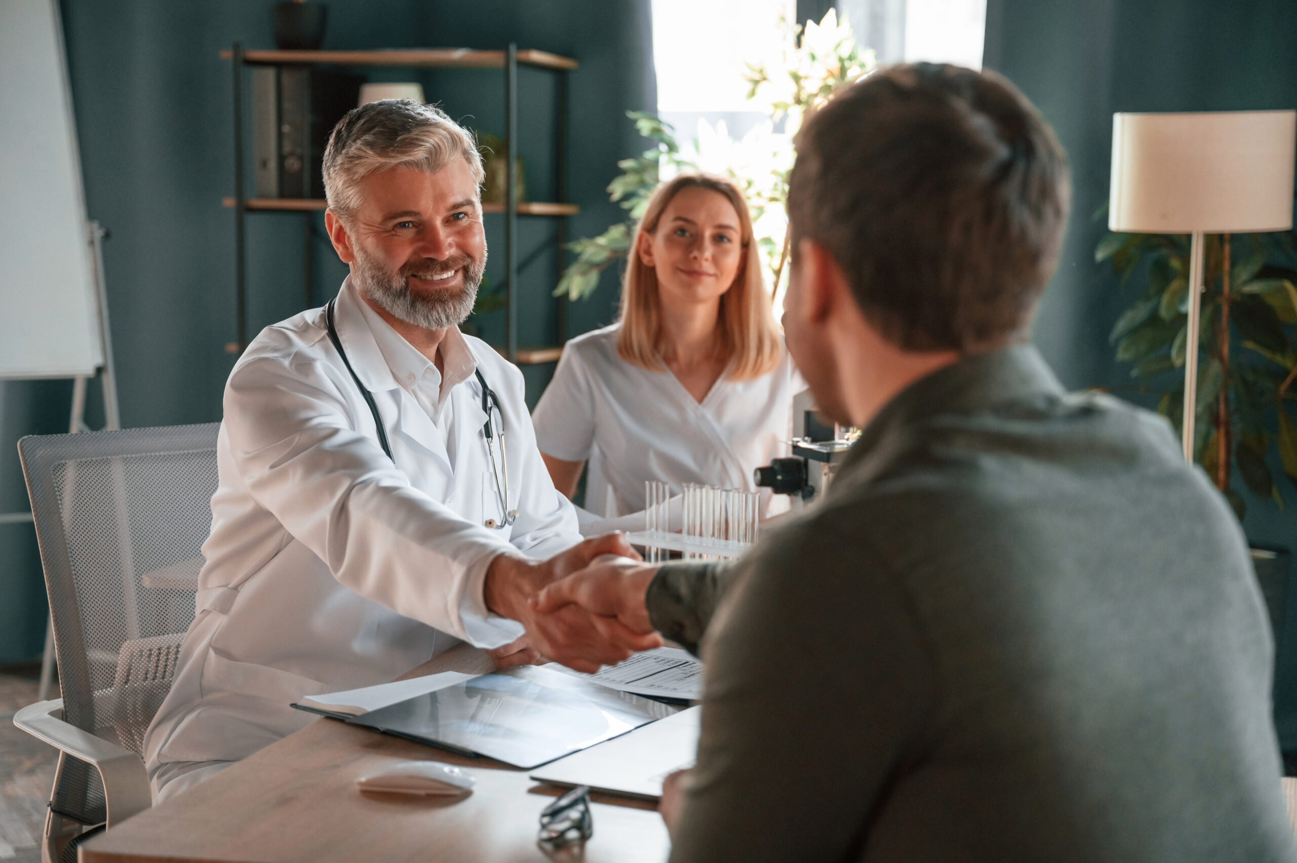 Médicos cumprimentando paciente